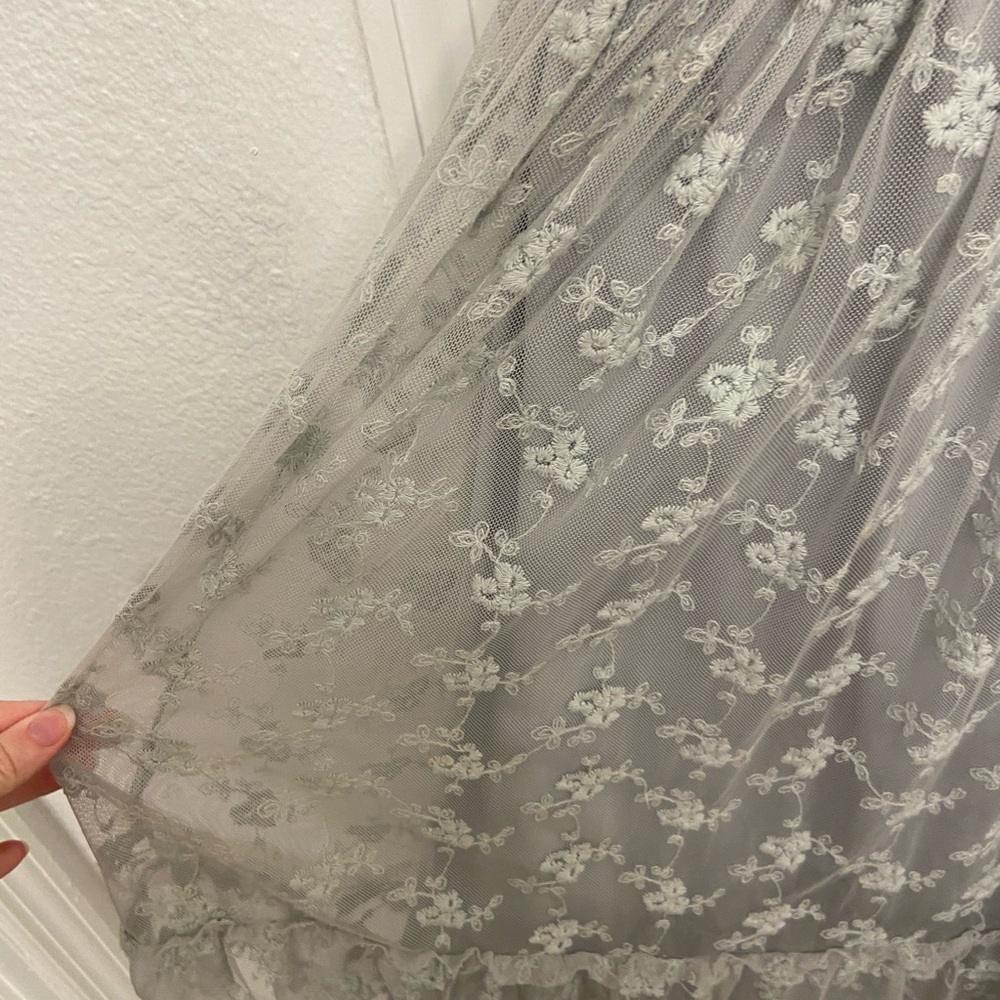 Elegant Gray Floral Dress - Picture 3 of 5
